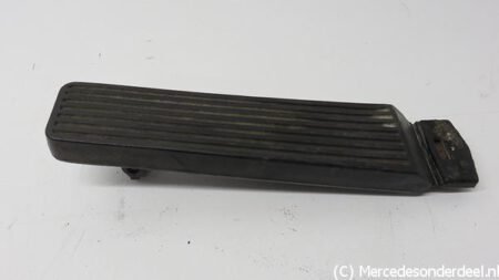 A1233000204 1233000204 A1153010382 1153010382 W115 W116 Gaspedaal rubber met pedaal compleet