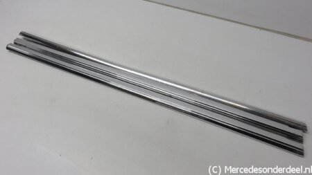 A1157380330 1157380330 W114 W115 Deurlijst afdeklijst boven zijde aluminium links achter sierlijst