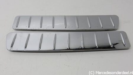 A1696940125 1696940125 A1696940225 1696940225 W245 Sierstrip chroom bovenzijde achterbumper