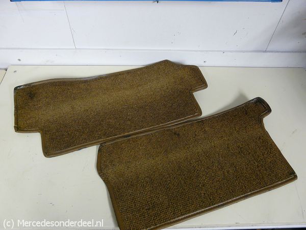 Vloerbedekking tapijt onder de voorstoelen L&R