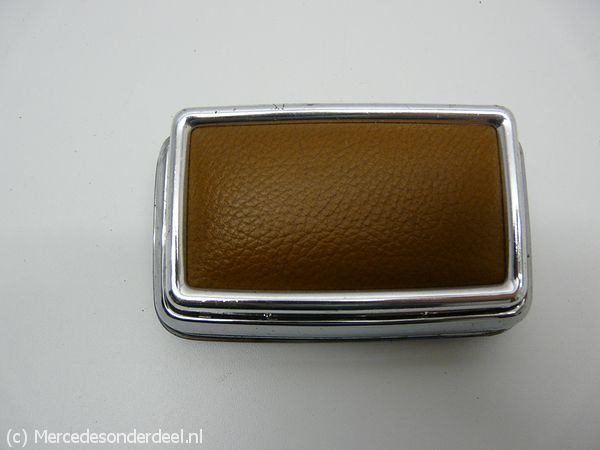 Asbak links of rechts achter